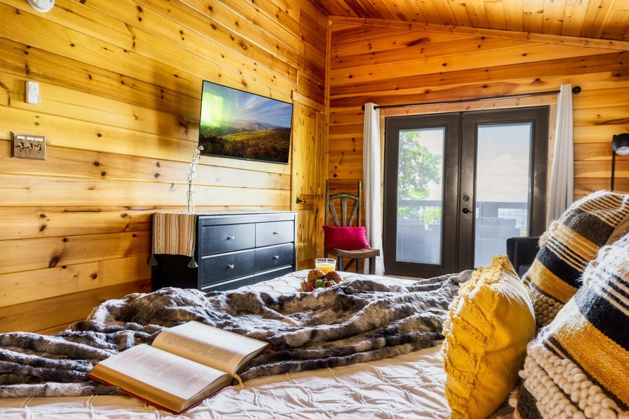 Woodhaven - Private - 3 Suites - Gorgeous Views - 3 Pools - Gamerm - Hottub - Lots Of Bears 蓋特林堡 外观 照片
